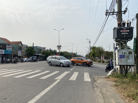 Không đóng dải phân cách để hướng xe vào trạm thu phí, dân tiếp tục chịu khổ- Ảnh 5. Xe quay đầu trước trạm BOT để né phí - Ảnh: B.D.