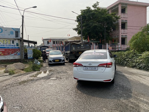 Không đóng dải phân cách để hướng xe vào trạm thu phí, dân tiếp tục chịu khổ- Ảnh 3. Đường dân sinh bị cày nát vì xe né trạm BOT - Ảnh: B.D.