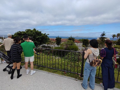 Người dân sơ tán đến một khu đất cao hơn trước ảnh báo sóng thần ở Motobu, tỉnh Okinawa, Nhật Bản hôm 3-4 - Ảnh: MAINICHI Người dân sơ tán đến một khu vực cao hơn trước cảnh báo sóng thần ở Motobu, tỉnh Okinawa, Nhật Bản hôm 3-4 - Ảnh: MAINICHI