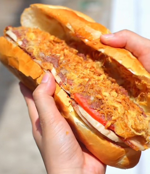 Bánh mì Trạng có phải là phiên bản nhái của bánh mì Huỳnh Hoa?- Ảnh 1. Bánh mì Trạng đang hot rần rần trên mạng xã hội vì những đồn đoán xung quanh - Ảnh: chụp từ clip của tài khoản TikTok Minn Cookie