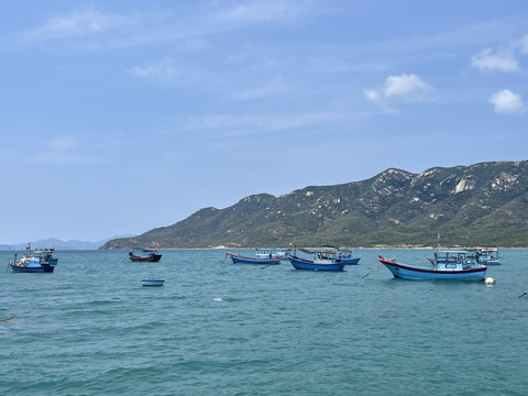 Nét đơn sơ, mộc mạc của làng chài Ninh Vân hớp hồn du khách- Ảnh 4. Về Ninh Vân có nhiều trải nghiệm thú vị như theo người dân câu, bắt hải sản - Ảnh: GIA HÂN