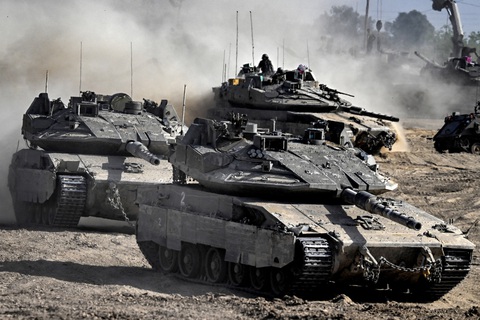 Xe tăng của Israel di chuyển ở Gaza ngày 2-4 - Ảnh: AFP Xe tăng của Israel di chuyển ở Gaza ngày 2-4 - Ảnh: AFP