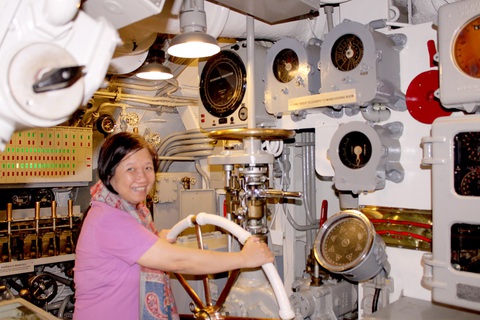 Thăm chiến hạm lịch sử Alabama- Ảnh 3. Tác giả tham quan phòng kỹ thuật tàu ngầm Drum - Ảnh N.N.D.