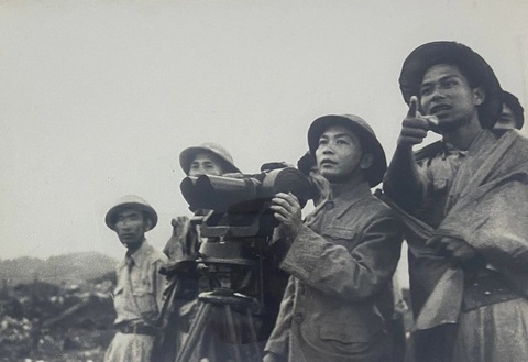 Đại tướng Võ Nguyên Giáp đang quan sát tình hình mặt trận năm 1954 - Nguồn: Trung tâm lưu trữ Quốc gia III Đại tướng Võ Nguyên Giáp đang quan sát tình hình mặt trận năm 1954