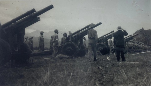 Đại tướng Võ Nguyên Giáp duyệt các đơn vị pháo cao xạ năm 1954 - Ảnh: Trung tâm Lưu trữ Quốc gia III Đại tướng Võ Nguyên Giáp duyệt các đơn vị pháo năm 1954