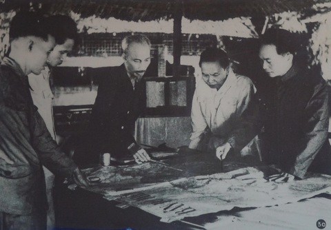 Chủ tịch Hồ Chí Minh cùng các đồng chí Trường Chinh, Phạm Văn Đồng, Võ Nguyên Giáp họp quyết định mở chiến dịch Điện Biên Phủ năm 1954 - Nguồn: Trung tâm lưu trữ Quốc gia III Chủ tịch Hồ Chí Minh cùng các đồng chí Trường Chinh, Phạm Văn Đồng, Võ Nguyên Giáp họp quyết định mở chiến dịch Điện Biên Phủ năm 1954 - Nguồn: Trung tâm Lưu trữ quốc gia III