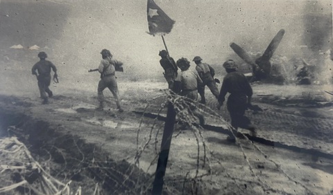 Các cánh quân của ta đang tiến đánh vào các tập đoàn cứ điểm địch năm 1954 - Ảnh: Trung tâm Lưu trữ Quốc gia III Các cánh quân của ta đang tiến đánh vào các tập đoàn cứ điểm địch năm 1954