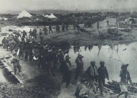 Lính địch vẫy cờ trắng đầu hàng năm 1954 - Ảnh: Trung tâm Lưu trữ Quốc gia III Lính Pháp vẫy cờ trắng đầu hàng năm 1954