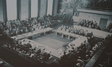 Phiên họp toàn thể bế mạc Hội nghị Giơ-ne-vơ tháng 7-1954 - Nguồn: Viện lưu trữ phim ảnh nhà nước Nga Phiên họp toàn thể bế mạc Hội nghị Genève tháng 7-1954 - Nguồn: Viện lưu trữ phim ảnh nhà nước Nga