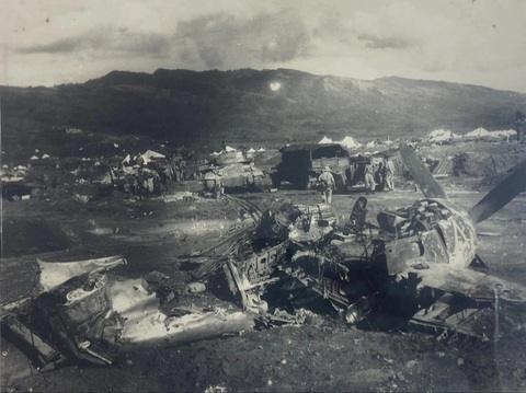 Những xe vận tải và máy bay địch bị phá hủy năm 1954 - Ảnh: Trung tâm Lưu trữ Quốc gia III Những xe vận tải và máy bay Pháp bị phá hủy năm 1954