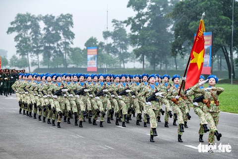 Bóng hồng trên thao trường dịp kỷ niệm 70 năm Chiến thắng Điện Biên Phủ- Ảnh 4. Những bóng hồng của khối Gìn giữ hòa bình Việt Nam hợp luyện diễu binh, diễu hành dịp lễ kỷ niệm 70 năm Chiến thắng Điện Biên Phủ - Ảnh: NAM TRẦN