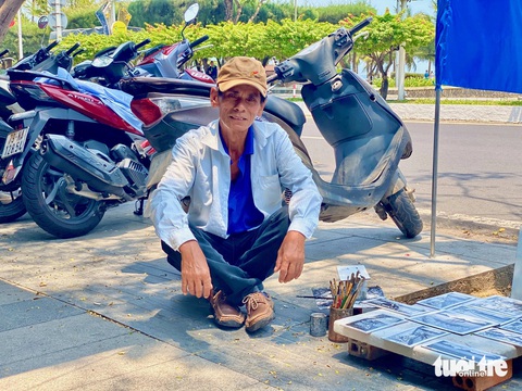 Họa sĩ rong và những bức tranh sơn dầu hoài cổ Nha Trang- Ảnh 7. Ông Lộc vẫn luôn giữ trọn niềm đam mê hội họa và lưu giữ hình ảnh Nha Trang xưa