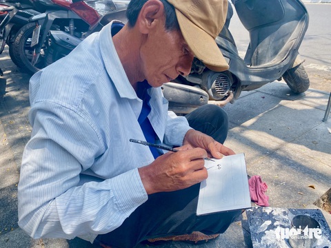 Họa sĩ rong và những bức tranh sơn dầu hoài cổ Nha Trang- Ảnh 1. Ông Lộc chăm chú vẽ những bức tranh sơn dầu - Ảnh: TUYẾT BĂNG