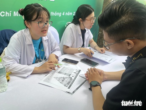Thứ trưởng Bộ Y tế: 'Tập luyện thể dục không cứ phải vào giờ cụ thể, miễn vận động mỗi ngày'- Ảnh 1. Bác sĩ đang tư vấn về dinh dưỡng miễn phí cho người dân tại công viên Tao Đàn TP.HCM ngày 6-4- Ảnh: THÙY DƯƠNG