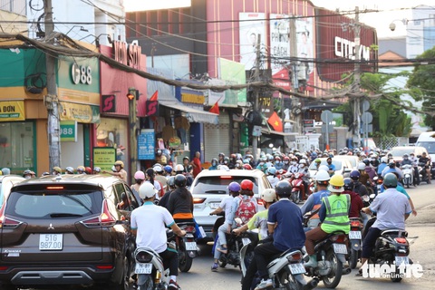 Đường Lê Văn Việt, TP Thủ Đức ùn ứ sáng chiều, dự án mở rộng vẫn chờ phê duyệt- Ảnh 2. Lượng lớn xe cộ tập trung vào