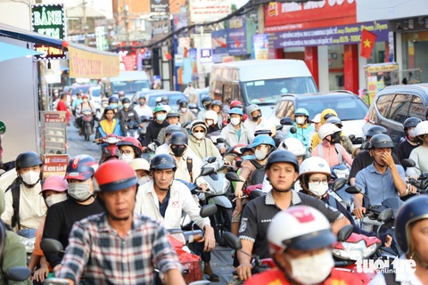Đường Lê Văn Việt, TP Thủ Đức ùn ứ sáng chiều, dự án mở rộng vẫn chờ phê duyệt- Ảnh 1. Xe cộ chen chúc nhau trong khoảng đường hẹp - Ảnh: NGỌC QUÝ