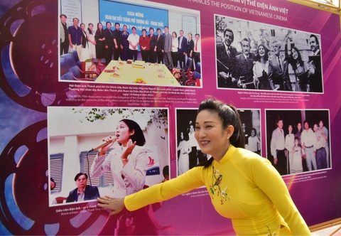 NSND Thanh Thuý - phó giám đốc Sở Văn hoá - Thể thao TP.HCM, bên bức hình chụp chính bà khi đóng vai anh hùng Võ Thị Sáu trong phim Người con gái đất đỏ (đạo diễn Lê Dân). NSND Thanh Thúy - phó giám đốc Sở Văn hóa - Thể thao TP.HCM, bên bức hình chụp chính bà khi đóng vai anh hùng Võ Thị Sáu trong phim Người con gái đất đỏ (đạo diễn Lê Dân) - Ảnh: T.T.D.