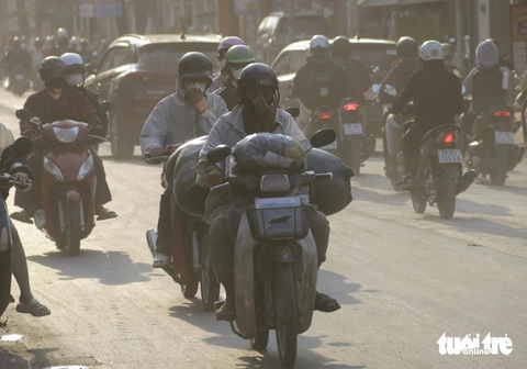 Cát bụi bao trùm tuyến đường Võ Văn Ngân, TP Thủ Đức, 'tấn công' người dân- Ảnh 2. Lượng bụi bay dày đặc khiến người đi đường gặp bất tiện, liên tục đưa tay dụi mắt - Ảnh: TIẾN QUỐC