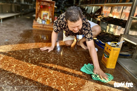 Cát bụi bao trùm tuyến đường Võ Văn Ngân, TP Thủ Đức, 'tấn công' người dân- Ảnh 5. Anh Minh Anh (40 tuổi, ngụ trên đường Võ Văn Ngân) bức xúc nói: “Một ngày tôi phải dùng khăn ướt lau sàn nhà gần chục lần, vừa lau được vài phút bụi lại tiếp tục phủ kín” - Ảnh: TIẾN QUỐC