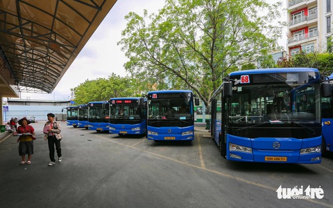Gặp lái xe buýt thái độ chưa tốt, người dân hãy báo ngay qua các cổng tiếp nhận- Ảnh 1. Từ ngày 1-4, có 239 chiếc xe buýt mới (thuộc 16 tuyến xe buýt ở TP.HCM) chính thức đưa vào hoạt động - Ảnh: CHÂU TUẤN