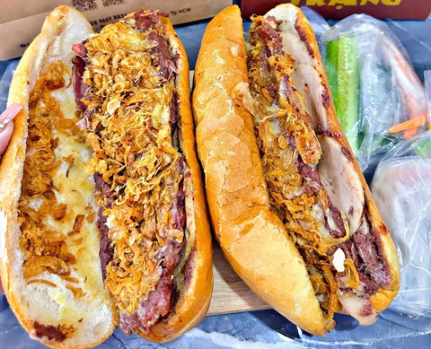 Bánh mì Trạng có phải là phiên bản nhái của bánh mì Huỳnh Hoa?- Ảnh 2. Ổ bánh mì đầy ắp nhân của Bánh mì Trạng - Ảnh: FB Bánh mì Trạng