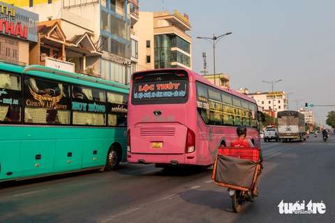 'Cấm xe cao tốc Cam Lộ - La Sơn là dồn rủi ro từ bên này qua bên kia'- Ảnh 1. Xe khách giường nằm đi chung với xe máy trên quốc lộ 1 qua TP Đông Hà - Ảnh: HOÀNG TÁO