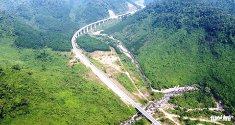 Cao tốc La Sơn - Hòa Liên không còn tấp nập xe có thể do mặt đường quá nóng- Ảnh 2. Một số xe di chuyển theo hướng vào Nam - Ảnh: ĐOÀN CƯỜNG