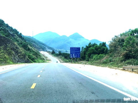 Cao tốc La Sơn - Hòa Liên không còn tấp nập xe có thể do mặt đường quá nóng- Ảnh 4. Nhiều đoạn khá vắng vẻ - Ảnh: ĐOÀN CƯỜNG