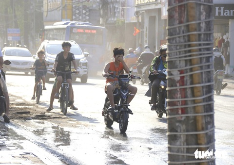 Công trình thi công đường Võ Văn Ngân liên tục gây bất tiện: “Mất bò mới lo làm chuồng Người đi đường ngán ngẩm vì bụi bay mù mịt - Ảnh: TIẾN QUỐC