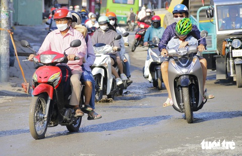 Công trình thi công đường Võ Văn Ngân liên tục gây bất tiện: “Mất bò mới lo làm chuồng Theo quan sát của phóng viên, chiều 6-4, đơn vị thi công đã tưới nước lên bề mặt đường để giảm bụi - Ảnh: TIẾN QUỐC