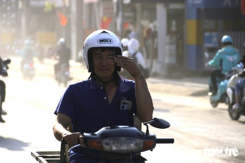Công trình thi công đường Võ Văn Ngân liên tục gây bất tiện: “Mất bò mới lo làm chuồng Người đàn ông cay xè mắt vì bụi mù mịt - Ảnh: TIẾN QUỐC