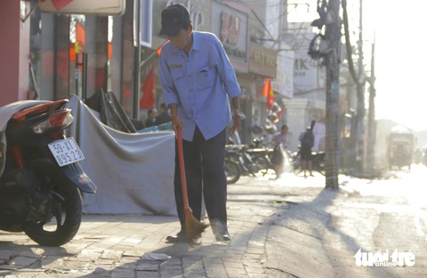 Công trình thi công đường Võ Văn Ngân liên tục gây bất tiện: “Mất bò mới lo làm chuồng Một bảo vệ phải liên tục quét cát bụi trước cửa hàng - Ảnh: TIẾN QUỐC