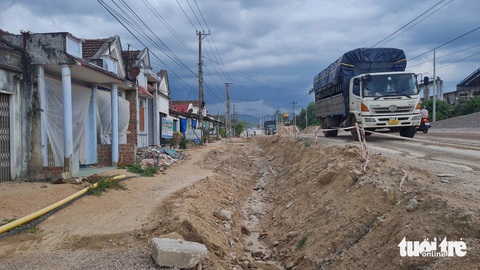 Nhiều nhà dân tại xã Tây Giang bị ảnh hưởng nghiêm trọng khi đơn vị thi công đổ đất và lu lèn. Bà con phải lấy bạt che chắn cho nhà bớt bụi - Ảnh: LÂM THIÊN Nhiều nhà dân tại xã Tây Giang bị ảnh hưởng nghiêm trọng khi đơn vị thi công đổ đất và lu lèn. Bà con phải lấy bạt che chắn cho nhà bớt bụi - Ảnh: LÂM THIÊN