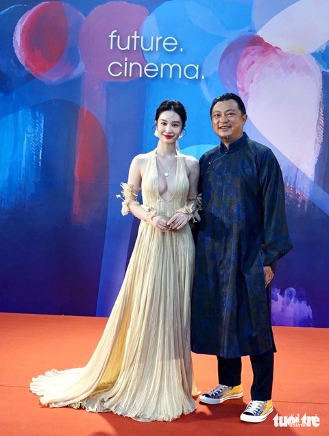 Diễn viên Jun Vũ và đạo diễn Phan Gia Nhật Linh trên thảm đỏ. Cả hai sẽ giới thiệu phim B4S - Trước giờ Diễn viên Jun Vũ và đạo diễn Phan Gia Nhật Linh trên thảm đỏ. Cả hai sẽ giới thiệu phim B4S - Trước giờ