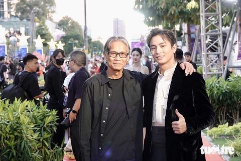 Diễn viên Lãnh Thanh, đại sứ truyền thông của HIFF, chụp ảnh cùng đạo diễn Nguyễn Võ Nghiêm Minh - Ảnh: T.T.D Diễn viên Lãnh Thanh, đại sứ truyền thông của HIFF, chụp ảnh cùng đạo diễn Nguyễn Võ Nghiêm Minh - Ảnh: T.T.D