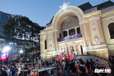 Bên ngoài Nhà hát TP.HCM, nơi diễn ra thảm đỏ và lễ khai mạc HIFF - Ảnh: T.T.D Bên ngoài Nhà hát TP.HCM, nơi diễn ra thảm đỏ và lễ khai mạc HIFF - Ảnh: T.T.D