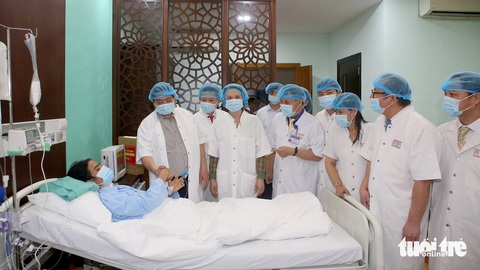 Thủ tướng thăm, tặng quà đột xuất 3 bệnh nhân vừa được ghép tạng xuyên Việt- Ảnh 1. Thủ tướng Phạm Minh Chính bắt tay, động viên bệnh nhân vừa được ghép tạng xuyên Việt tại Bệnh viện Trung ương Huế - Ảnh: THƯỢNG HIỂN