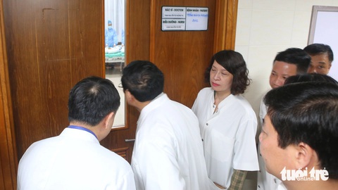 Thủ tướng thăm, tặng quà đột xuất 3 bệnh nhân vừa được ghép tạng xuyên Việt- Ảnh 2. Thủ tướng Phạm Minh Chính đứng bên ngoài cửa, nhìn qua tấm kính và vẫy tay chúc sức khỏe bệnh nhi vừa được ghép gan xuyên Việt tại Bệnh viện Trung ương Huế - Ảnh: THƯỢNG HIỂN