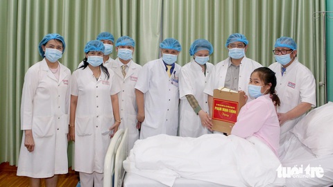 Thủ tướng thăm, tặng quà đột xuất 3 bệnh nhân vừa được ghép tạng xuyên Việt- Ảnh 3. Thủ tướng thăm, tặng quà cho bệnh nhân được ghép thận xuyên Việt từ người chết não ở Quảng Ninh vừa được thực hiện thành công ở Bệnh viện Trung ương Huế - Ảnh: THƯỢNG HIỂN