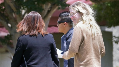 Đại gia sa chân chốn lao tù - Kỳ 2: Nữ tỉ phú làm giàu bằng công nghệ 'nổ'- Ảnh 1. Bà Elizabeth Holmes được hai giám thị đưa vào nhà tù liên bang ở Bryan (bang Texas) vào ngày 30-5-2023 sau khi sinh thêm đứa con thứ hai - Ảnh: AP