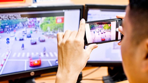 Giảm vi phạm luật giao thông nhờ camera... 'chạy bằng cơm'- Ảnh 1. Hình ảnh vi phạm được người dân phản ánh sẽ được CSGT xác minh và xử lý nếu thông tin vi phạm là đúng - Ảnh: HỒNG QUANG