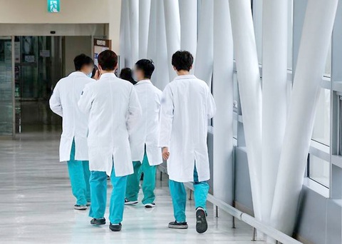 Khủng hoảng y tế Hàn Quốc vẫn ở ngõ cụt- Ảnh 1. Các bác sĩ nội trú, bác sĩ thực tập và các giáo sư y khoa tại Hàn Quốc đồng loạt nghỉ việc khiến người dân “không dám đau ốm” - Ảnh: DAUM