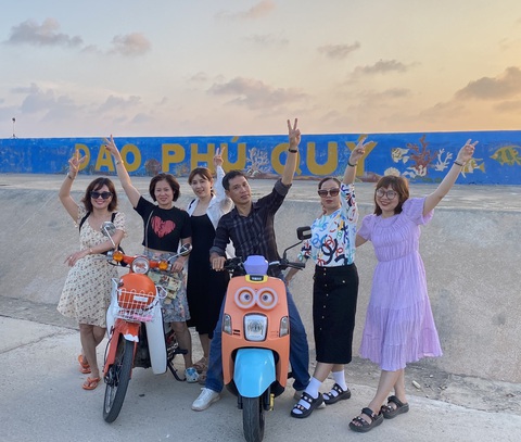 Đảo Phú Quý bắt đầu vào mùa du lịch, khách tăng mạnh- Ảnh 1. Du khách đến vui chơi tại đảo Phú Quý, Bình Thuận - Ảnh: NGUYỄN VĂN GIỎI