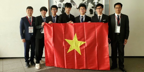 37 học sinh vào đội tuyển thi Olympic khu vực và quốc tế- Ảnh 2. Đội tuyển Việt Nam dự Olympic vật lý quốc tế năm 2023 - Ảnh: MOET