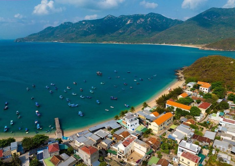 Nét đơn sơ, mộc mạc của làng chài Ninh Vân hớp hồn du khách- Ảnh 1. Làng chài Ninh Vân nhìn từ trên cao - Ảnh: MÍT TỜ CỌ