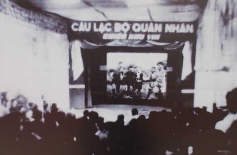 HIFF 2024: Ngắm lại Hồng Sến, Khương Mễ, Mai Lộc của những ngày đầu điện ảnh cách mạng Việt Nam- Ảnh 6. Đêm 24-12-1948, buổi chiếu phim tài liệu đầu tiên trong lịch sử điện ảnh Nam Bộ diễn ra tại Câu lạc bộ quân nhân trên bờ kênh Dương Văn Dương, xã Nhân Hòa Lập, huyện Mộc Hóa, tỉnh Long An. Trên màn ảnh là phim Trận Mộc Hóa