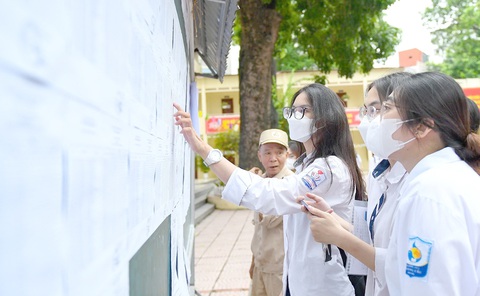 Hà Nội khảo sát học sinh lớp 12 trước kỳ thi tốt nghiệp THPT- Ảnh 1. Học sinh Hà Nội dự thi tốt nghiệp THPT năm 2023 - Ảnh: NAM TRẦN
