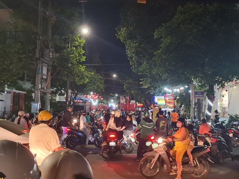 Dân đứng kín đường xem công an vất vả giải cứu thanh niên nghi ngáo đá trong đêm- Ảnh 3. Người dân hiếu kỳ đứng chật kín từ ngã tư Trà Bồng Khởi Nghĩa - Nguyễn Năng Lự đến ngã tư Trà Bồng Khởi Nghĩa - Cách Mạng Tháng Tám theo dõi cuộc giải cứu - Ảnh: TRẦN MAI