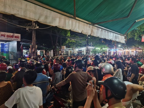 Dân đứng kín đường xem công an vất vả giải cứu thanh niên nghi ngáo đá trong đêm- Ảnh 2. Hàng trăm người dân đứng kín đường Trà Bồng Khởi Nghĩa theo dõi cuộc giải cứu - Ảnh: TRẦN MAI