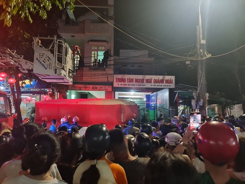 Dân đứng kín đường xem công an vất vả giải cứu thanh niên nghi ngáo đá trong đêm- Ảnh 1. Công an dùng phao hơi bịt kín mặt đất và tìm mọi cách tiếp cận nam thanh niên ngáo đá - Ảnh: TRẦN MAI